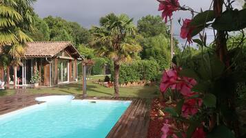 Alberca al aire libre y alberca climatizada