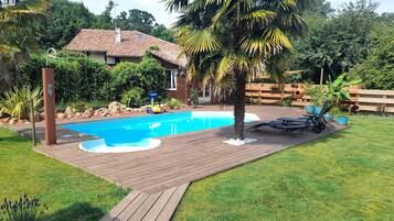 Een buitenzwembad en een verwarmd zwembad