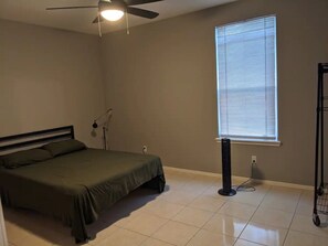 2 habitaciones, caja de seguridad en la habitación y escritorio 