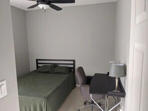 2 habitaciones, caja de seguridad en la habitación y escritorio 