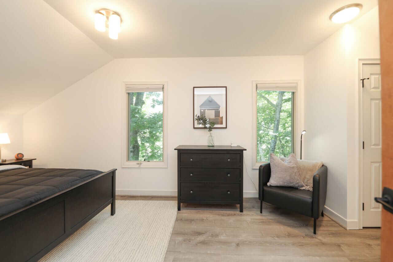 1 sovrum, skrivbord, strykjärn/strykbräda och resesäng