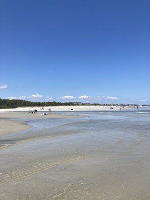 Nær stranden og solsenger