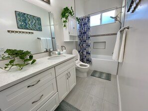 Combined shower/bathtub, bidet - Brand New! Guest House - Modern Stylish & Central (Santa Clara)