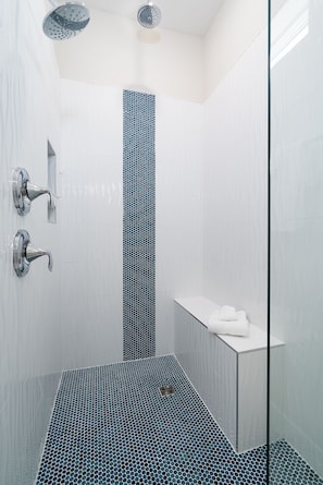 Ensemble baignoire-douche, séchoir à cheveux, savon, shampooing