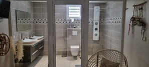 Een douche, een haardroger, handdoeken, zeep