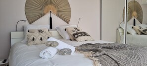 1 slaapkamer, een strijkplank/strijkijzer, gratis wifi, beddengoed