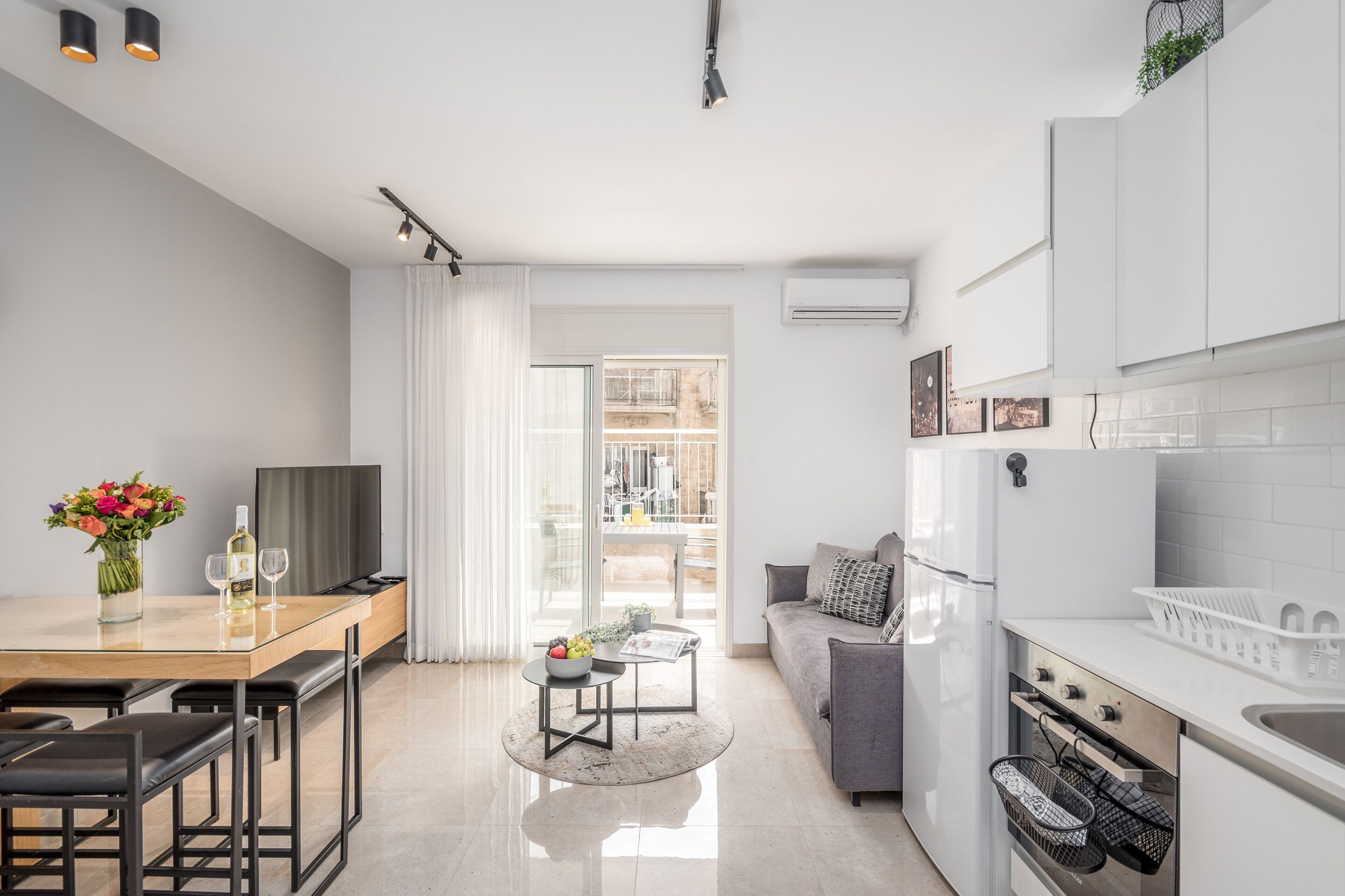 아파트 | 거실 공간 | 케이블 채널 시청이 가능한 55인치 스마트 TV, TV