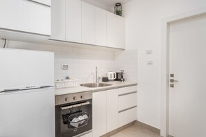 Appartement | Cuisine privée | Réfrigérateur grande capacité avec congélateur, four à micro-ondes