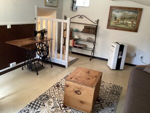 TV - HOUSE 6 persons + 2 children At the foot of the Cévennes 2500 m² fenced garden (Cendras)