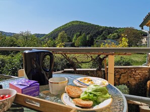 Outdoor dining - HOUSE 6 persons + 2 children At the foot of the Cévennes 2500 m² fenced garden (Cendras)