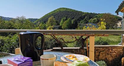 MAISON 6 personnes + 2 enfants
Au pieds des Cévennes
Jardin de 2500 mÂČ clĂŽturĂ©