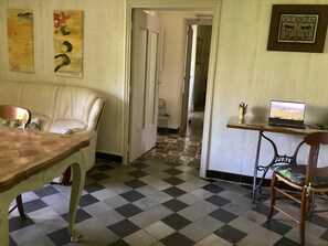 TV - HOUSE 6 persons + 2 children At the foot of the Cévennes 2500 m² fenced garden (Cendras)