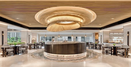 Restaurant. Mangkuluhur ARTOTEL SUITES