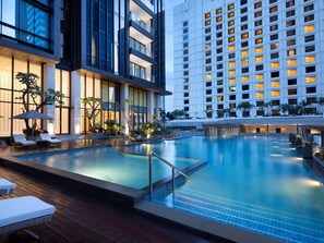 Outdoor pool - Mangkuluhur ARTOTEL SUITES (Jakarta)