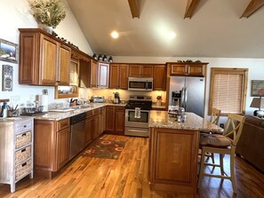 Réfrigérateur, four à micro-ondes, un four, surface de cuisson