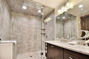 Ensemble douche/baignoire, sèche-cheveux, serviettes fournies