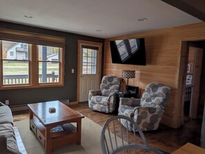 Smart TV, DVD player, video library - A Stone's Throw from Lake Superior, the bay and downtown pet friendly (Grand Marais)