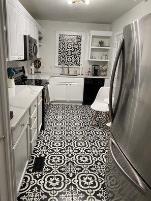 Refrigerador, microondas, horno y lavavajillas