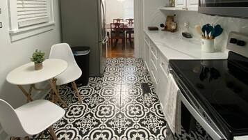 Réfrigérateur, micro-ondes, four, lave-vaisselle