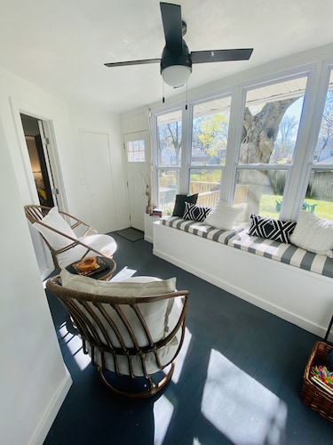 2 Blocks to Oaklawn Casino, 1 Mile to  Majestic Park, & 1 Mile to Downtown