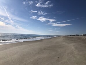 Plage à proximité, chaises longues, serviettes de plage