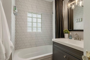Combined shower/tub, hair dryer, towels