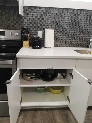 Kühlschrank, Mikrowelle, Ofen, Herdplatte