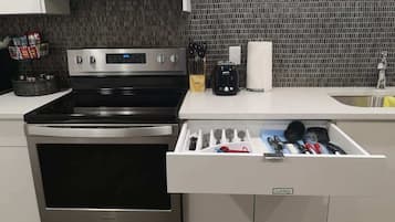 Fridge, microwave, stovetop, dishwasher