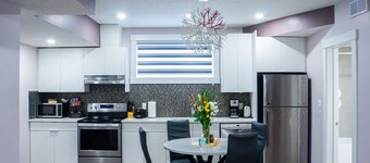 Brand New Adorable -1 Bdr suite- private entrance-10 min airport/Self checking