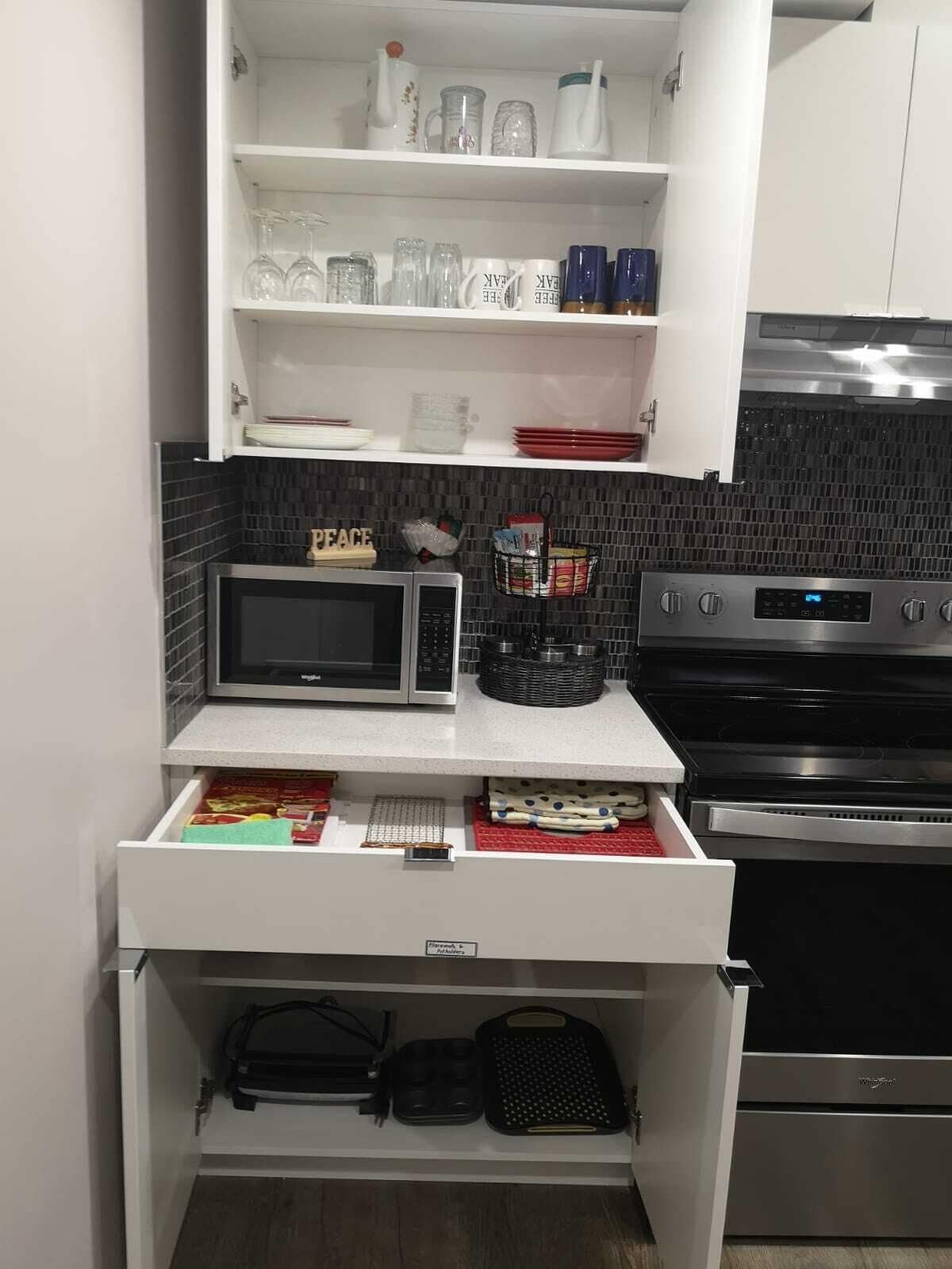 Frigorífico, microondas, placa de cocina y lavavajillas