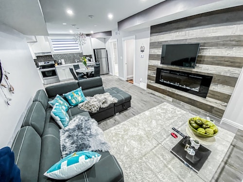 Brand New Adorable -1 Bdr suite- private entrance-10 min airport/Self checking