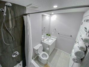 Badkar/dusch, hårtork, tvål och toalettpapper