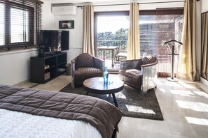 4 多间卧室、客房内保险箱、办公桌、熨斗/熨衣板