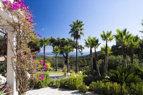 Familien Villa mit Schwimmbad & Seeblik. 15 min. from beach.