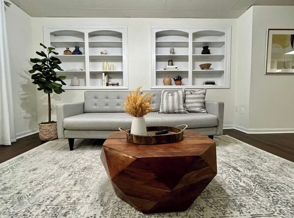 Smart TV, fireplace, Netflix, Hulu