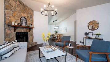 Smart TV, fireplace, Netflix, Hulu