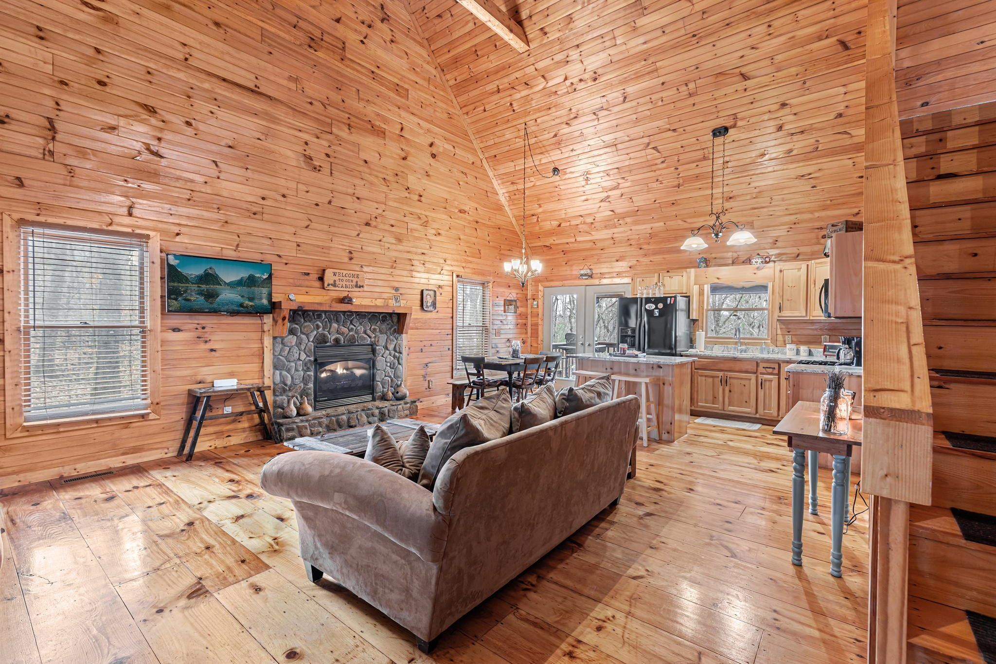 Golden Slumbers  Romantic Couples Cabin/King Bed/Hot Tub/Relax