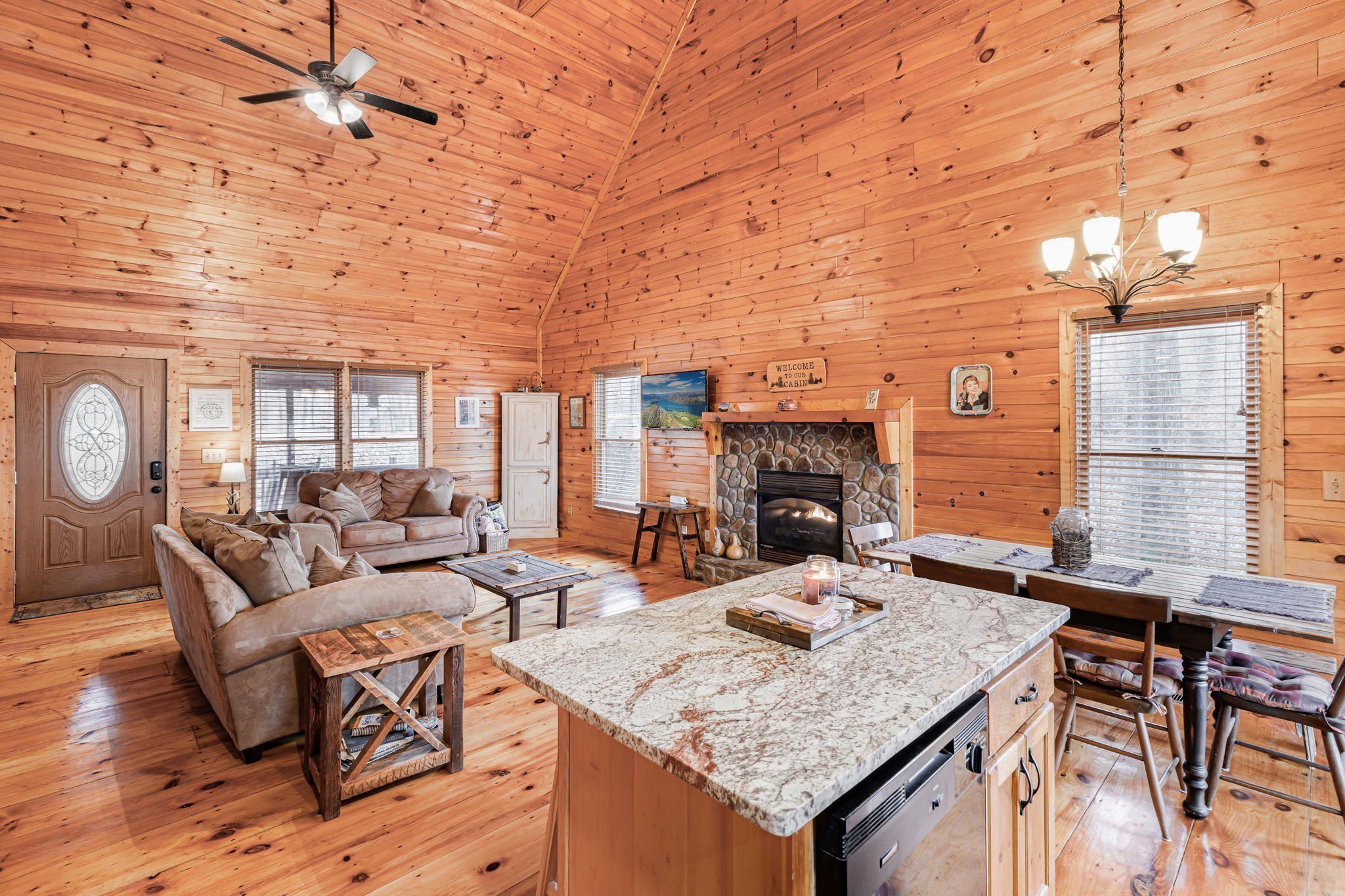 Golden Slumbers  Romantic Couples Cabin/King Bed/Hot Tub/Relax