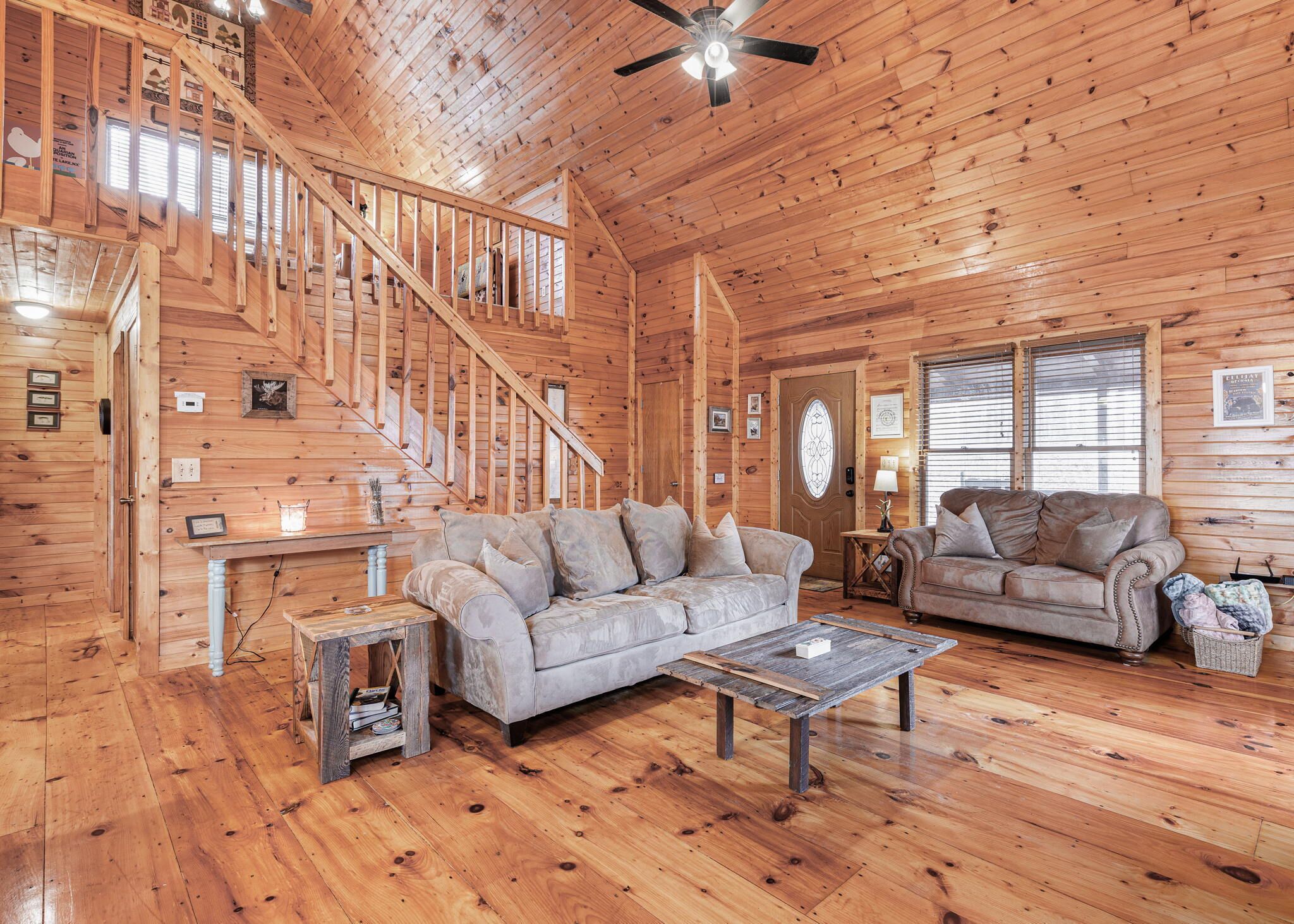 Golden Slumbers  Romantic Couples Cabin/King Bed/Hot Tub/Relax