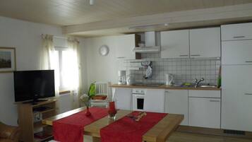 Kühlschrank, Herdplatte, Wasserkocher mit Kaffee-/Teezubehör