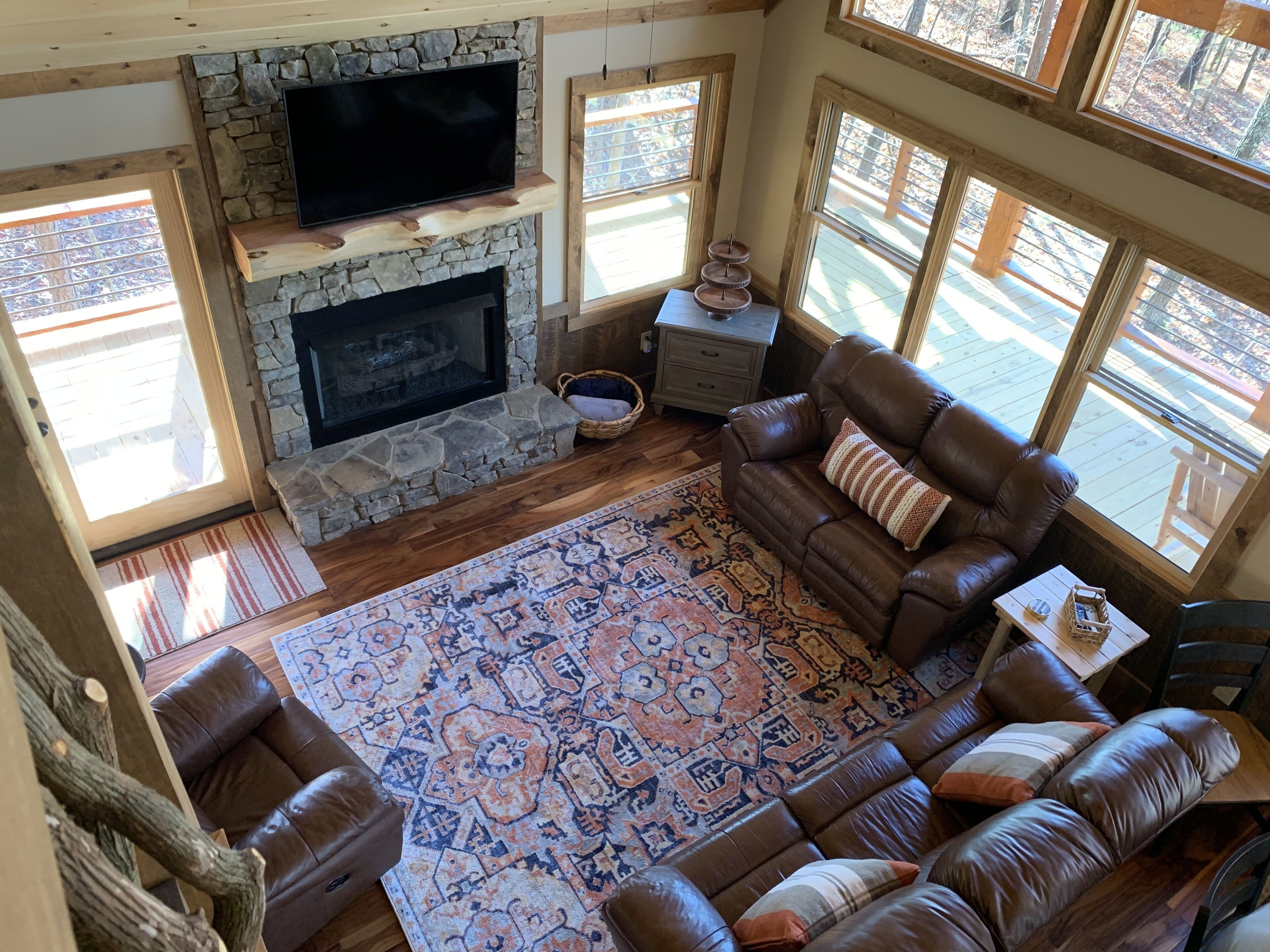 Cozy Comfort meets Luxury Amenities in mountain view retreat w 3 brms & 3 frplcs