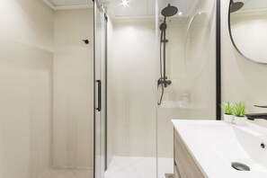 تجهيزات دش، مجففات شعر، مناشف