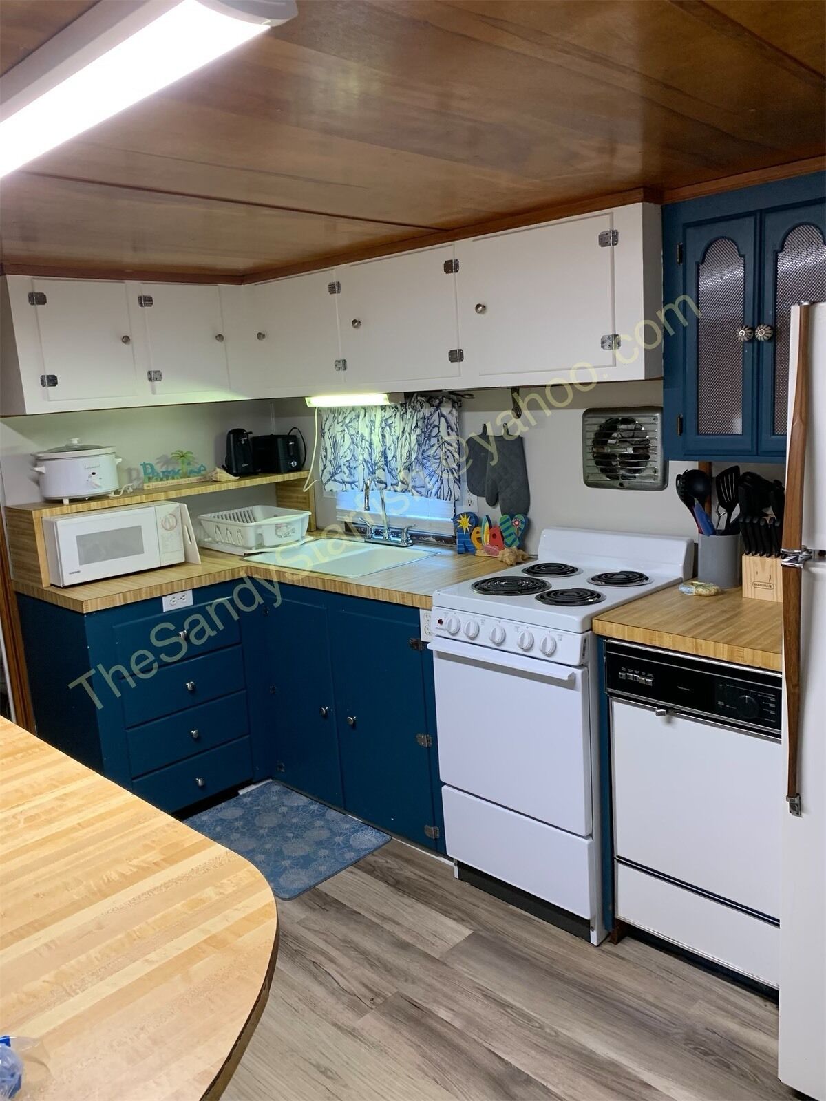 3 Bedroom House with covered front porch - minutes from the beach