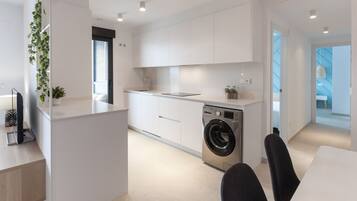 Een koelkast, een microgolfoven, een oven, een vaatwasser