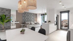 Un apartamento moderno con comedor, sofá, cocina y ventanas amplias con vista a la ciudad.