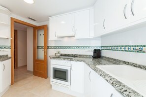 Réfrigérateur, micro-ondes, four, lave-vaisselle