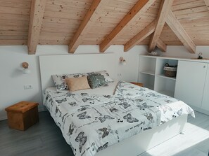 4 bedrooms, iron/ironing board, WiFi, bed sheets