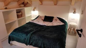 4 bedrooms, iron/ironing board, WiFi, bed sheets