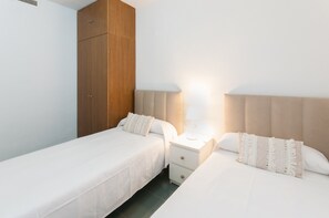 3 室のベッドルーム、セーフティボックス (室内)、アイロン / アイロン台、WiFi (無料)