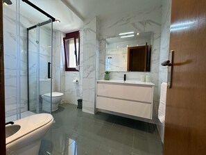 Shower, hair dryer, towels